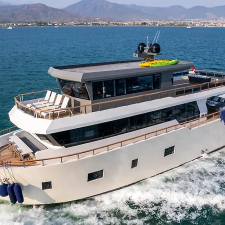 Explorer Yacht *