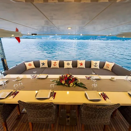 Hotel na wodzie Explorer Yacht