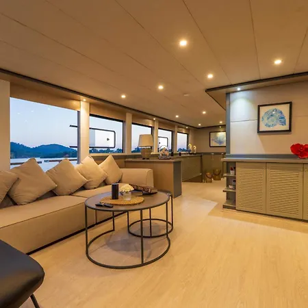 Explorer Yacht Hotel na wodzie *