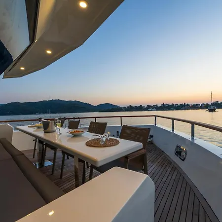 Hotel na wodzie Explorer Yacht *
