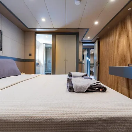 Hotel na wodzie Explorer Yacht