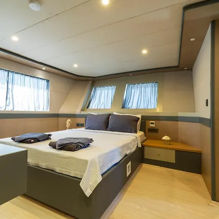 Explorer Yacht Hotel na wodzie