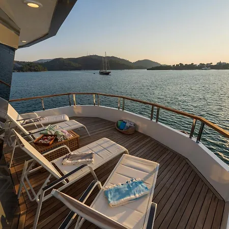 Explorer Yacht Hotel na wodzie *