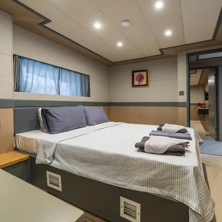 Explorer Yacht 페티예