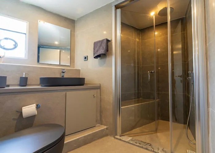 ספינת מלון Explorer Yacht