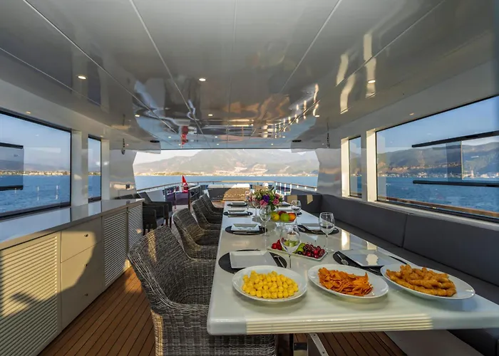 Botel Explorer Yacht