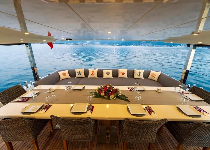 Botel Explorer Yacht