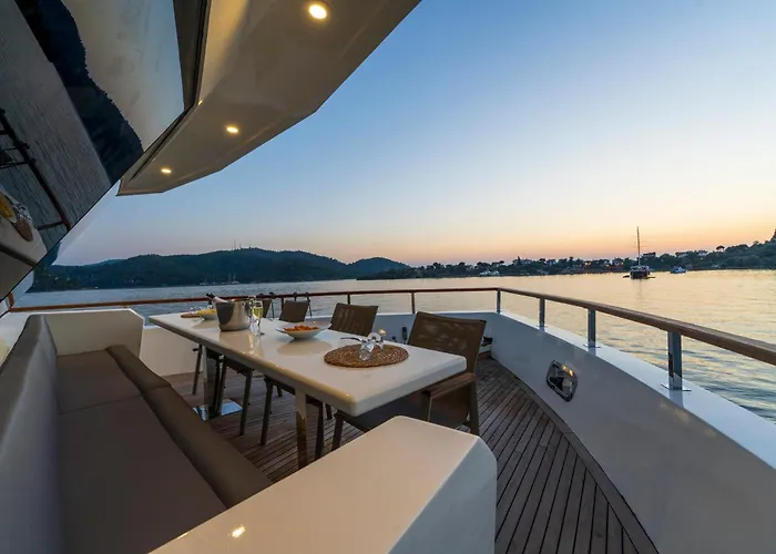 Botel Explorer Yacht *