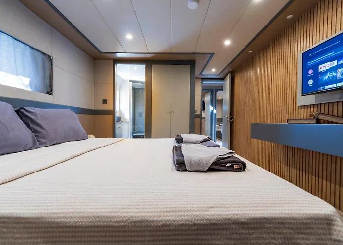 ספינת מלון Explorer Yacht