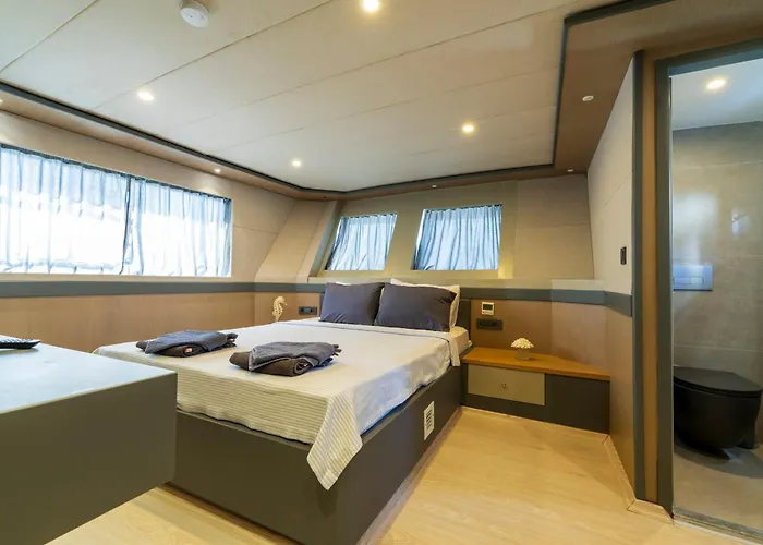 Explorer Yacht ספינת מלון