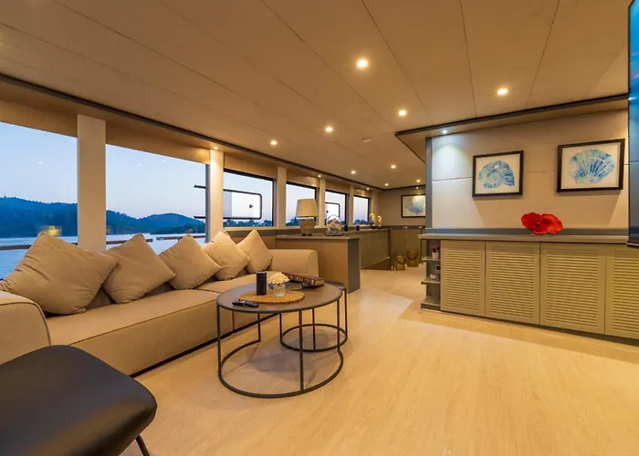 Explorer Yacht Botel *