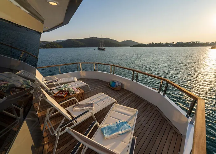 Explorer Yacht Botel *